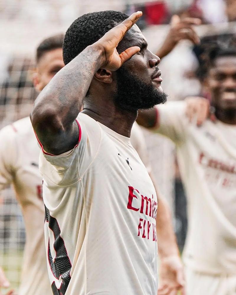 天空体育：伊萨克抵达纽卡训练基地，纽卡其他球员今日放假