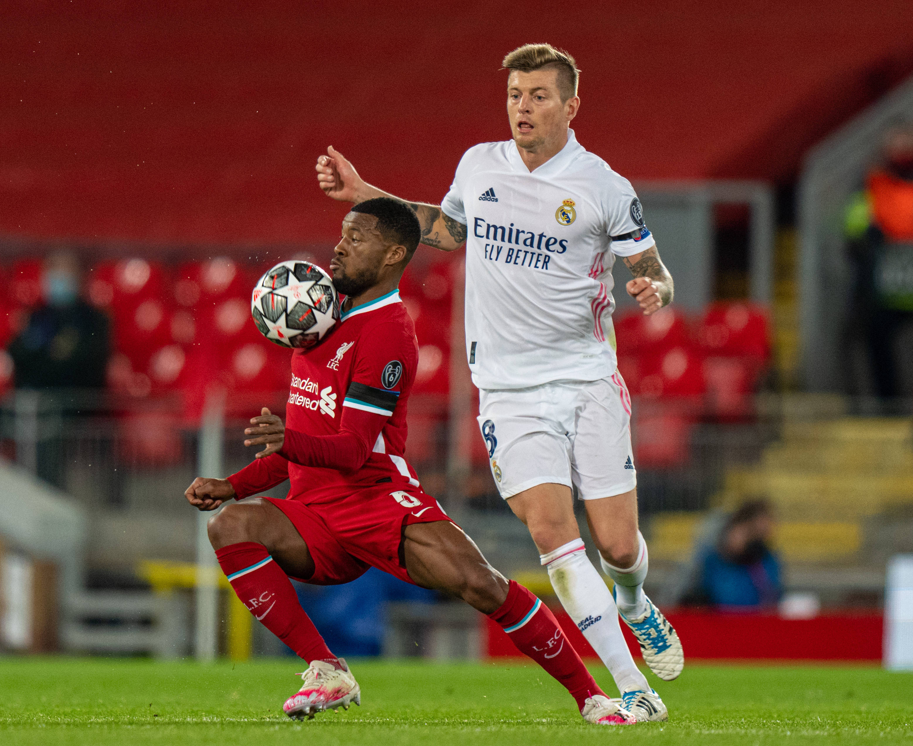 镜报：曼联100英镑开放球迷参观卡灵顿新基地，可进入更衣室