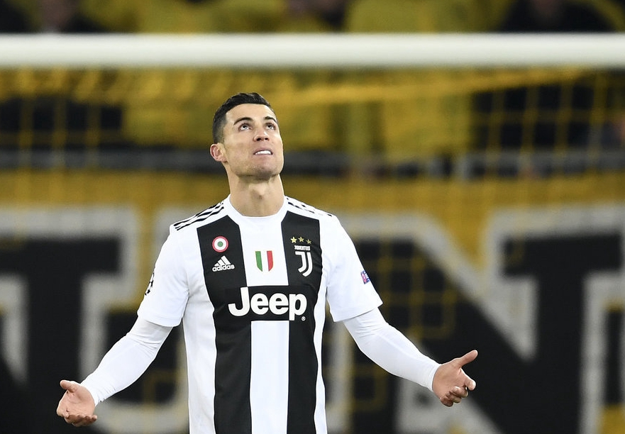 上海市政府向海港赠送冠军贺礼：木雕雄鹰和冠军奖杯刺绣