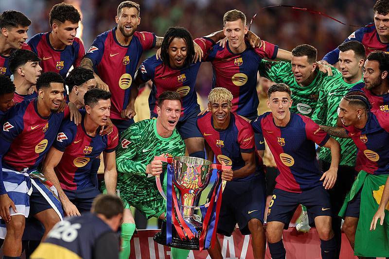 前法国国脚：支持本泽马重返国家队，希望看到他踢九号位（前法国国脚力挺本泽马回归国家队，盼其出任9号中锋）