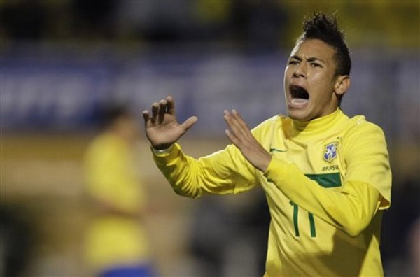 内维尔：卢克·肖防守时必须更强硬，他让后防的队友陷入两难（内维尔点名卢克·肖：防守强度需提升，别再让后防队友为难）