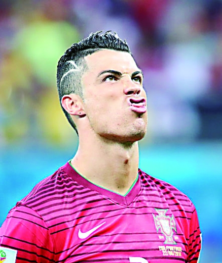 中超赛场争议判罚：VAR引发讨论,