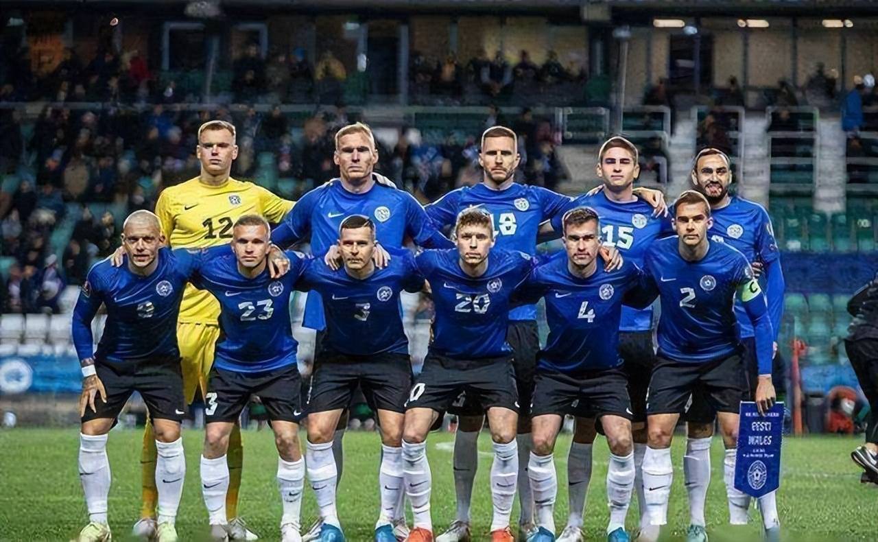 后卫破门后激情亲吻队徽，引球迷共鸣