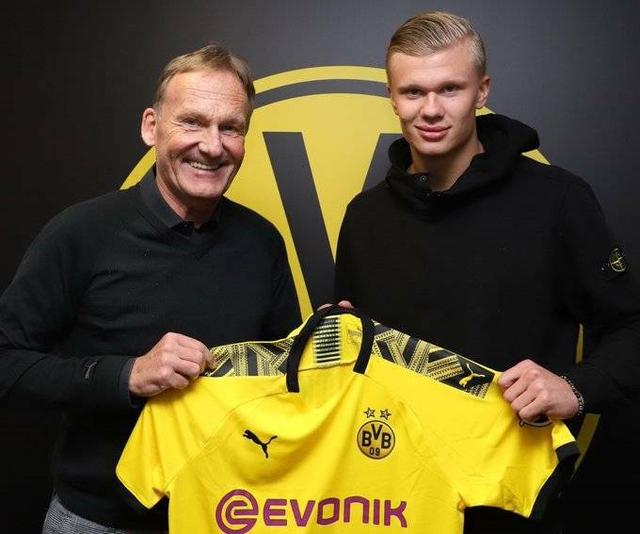 尤文图斯因弗拉霍维奇伤势和薪资问题，被迫考虑续约，但转会市场无明显替代人选，形势艰难。